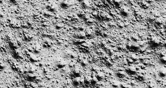 Nahaufnahme einer strukturierten Betonoberfläche mit zahlreichen kleinen Vertiefungen und Erhebungen. Die Oberfläche wirkt rau und uneben, als wäre der Beton gerade erst gegossen oder abgebunden worden.

                                    